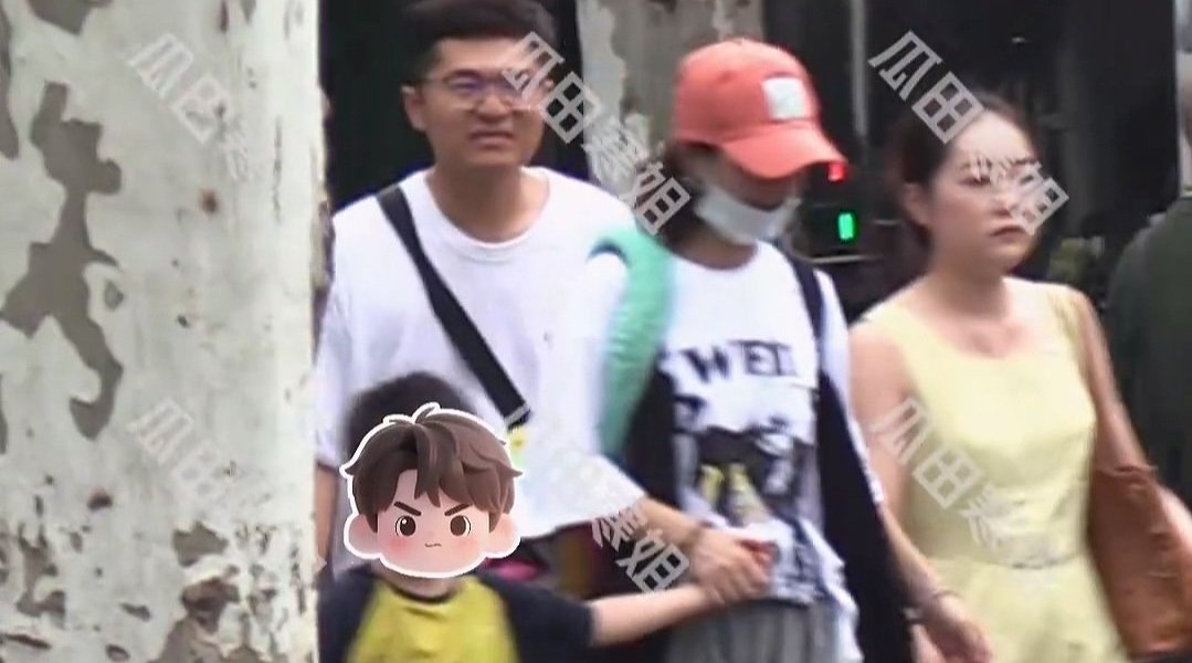 赵丽颖携子现身街头，牵手过马路显温馨